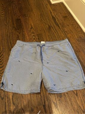 Vineyard Vines men’s swim trunks embroidered whales size LaRGE